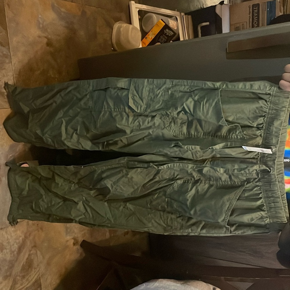 Aerie cargos , SMALL NEVER WORN